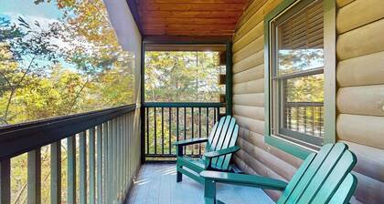 Charming cabin retreat with fireplace, kitchen, nearby hiking - dog-friendly
