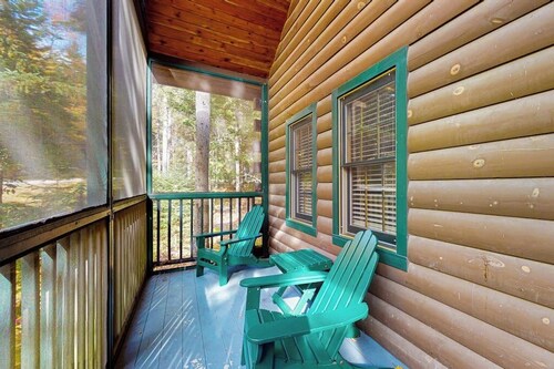 Dog-friendly cabin retreat with full kitchen, private deck, firepit & hiking