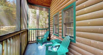 Dog-friendly cabin retreat with full kitchen, private deck, firepit & hiking