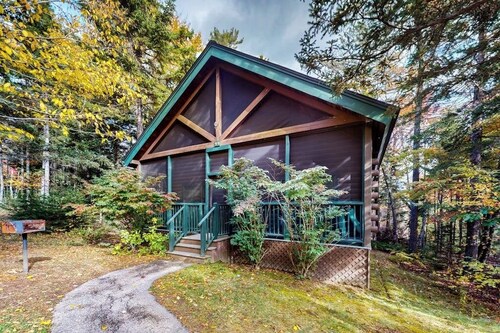 Dog-friendly cabin retreat with full kitchen, private deck, firepit & hiking