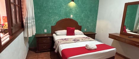 Chambre de base double ou avec lits jumeaux, vue sur la cour intérieure | AccÚs au Wi-Fi (inclus), literie fournie