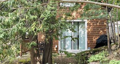Two-Level Unit w/ Patio, Deck, Firepit, Private Washer/ Dryer, and Free WiFi