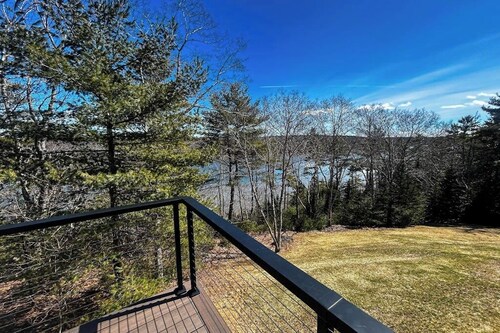 Charming coastal cottage with deck, grill, firepit, and jetted tub