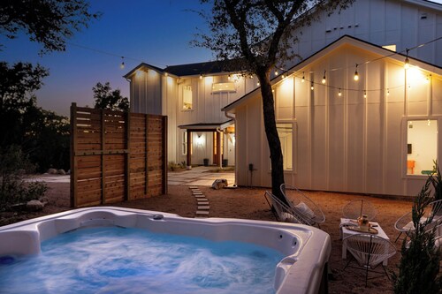 Lake Views + Steps to Marina + Sleeps 18 + Hot tub