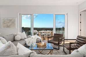 Living area - Lake Views + Steps to Marina + Sleeps 18 + Hot tub (Austin)