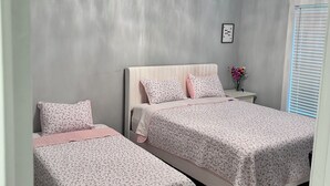 5 bedrooms, iron/ironing board, WiFi, bed sheets