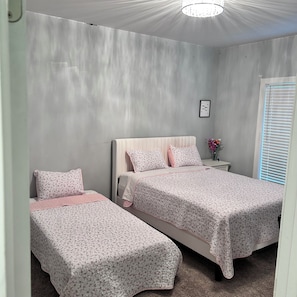 5 bedrooms, iron/ironing board, WiFi, bed sheets