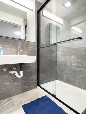SĂšche-cheveux, serviettes fournies, savon, papier toilette