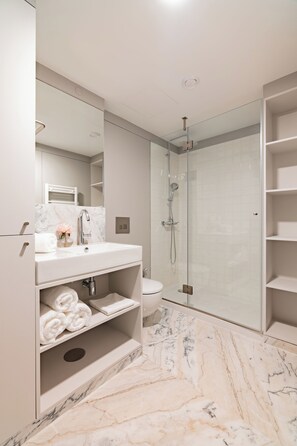 Hair dryer, towels, soap, toilet paper - Palace Penthouse: Timeless 18th Century Elegance with Epic Porto Views 3I (Porto)