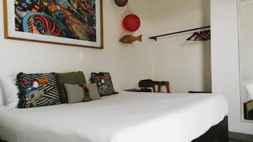 Decoración personalizada y espacio para trabajar con laptop