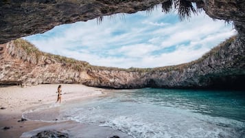 Playa en los alrededores y bar en la playa