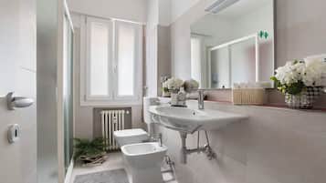 Sèche-cheveux, serviettes fournies, savon, papier toilette