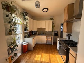 Private kitchen - Sunny Bungalow Near Downtown Denver (Denver)