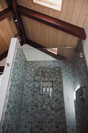 Shower, hair dryer, towels - Lake front family charmer in Boulder Bay (Big Bear Lake)