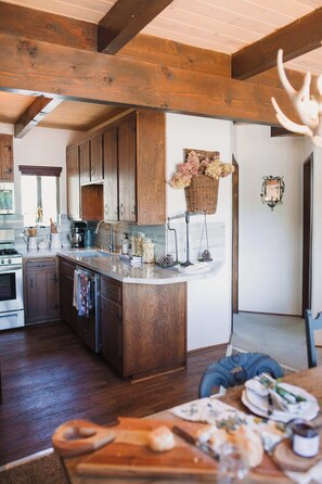 Fridge, microwave, oven, stovetop - Lake front family charmer in Boulder Bay (Big Bear Lake)
