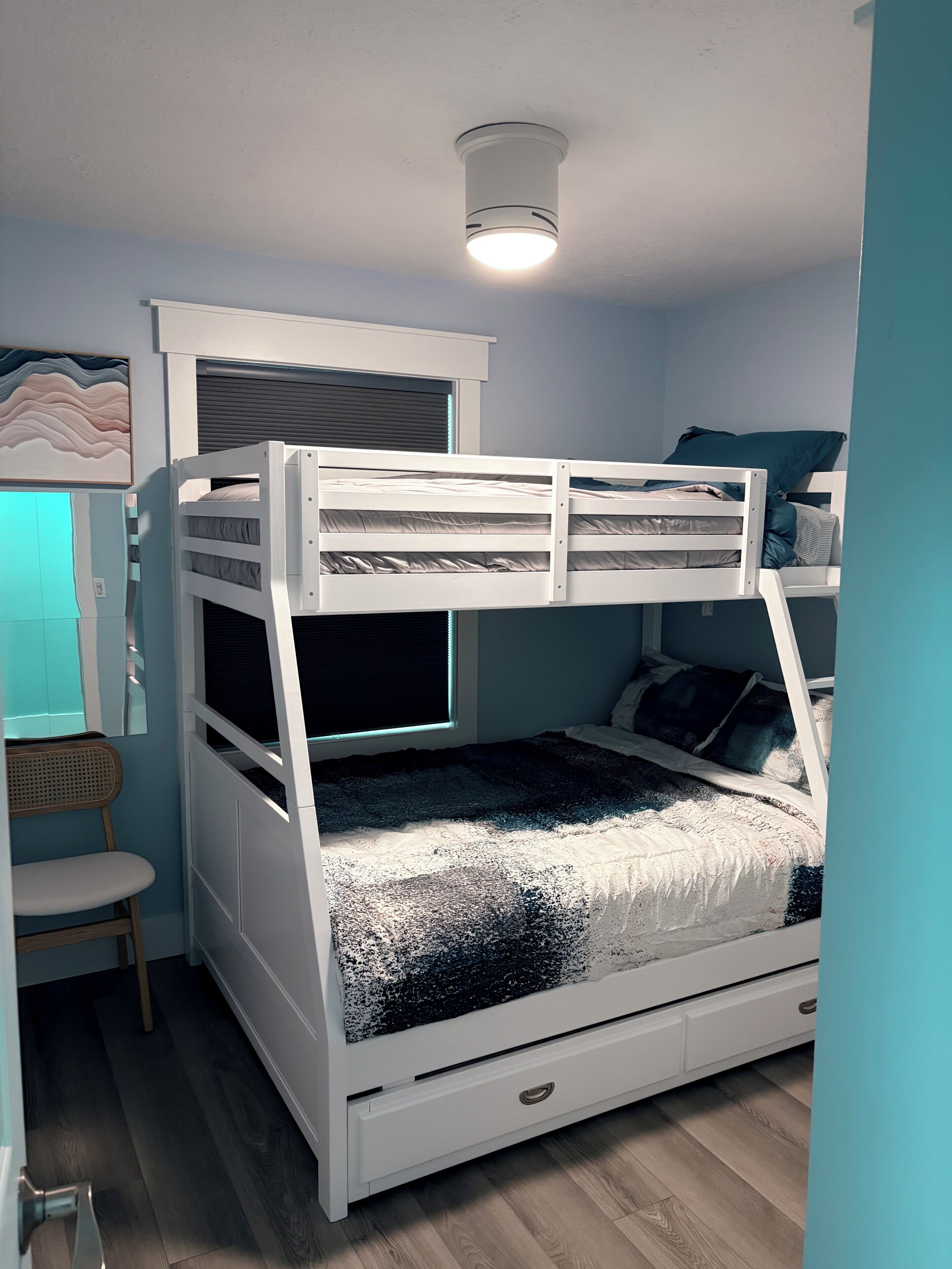 Iron/ironing board, WiFi, bed sheets