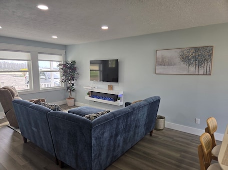 Smart TV, fireplace. Birch Bungalow on Long Point