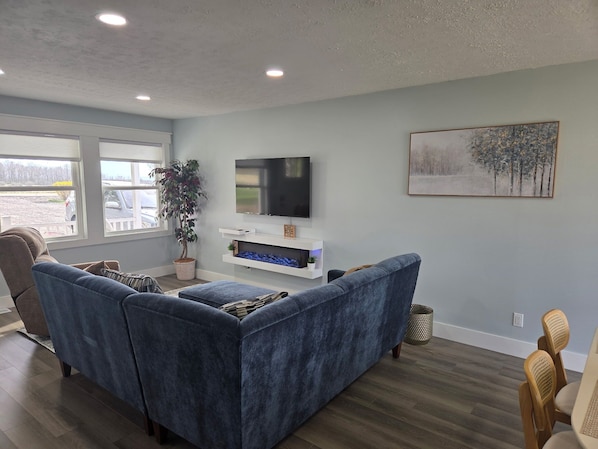 Smart TV, fireplace
