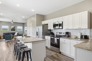Fridge, microwave, oven, stovetop - Serenity Ridge Clubhouse - 6 Units/Big Groups/Pool (Pigeon Forge)