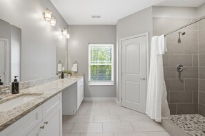 Shower, towels - Serenity Ridge Clubhouse - 6 Units/Big Groups/Pool (Pigeon Forge)