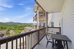 Outdoor dining - Serenity Ridge Clubhouse Unit 2- Pool/First-Floor (Pigeon Forge)