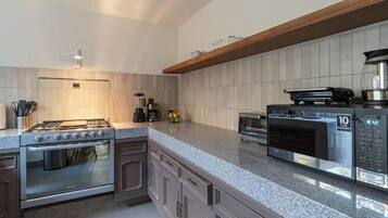 Casa Deluxe, patio, vista a la ciudad | Cocina privada | Refrigerador, microondas, parrilla de estufa y utensilios de cocina