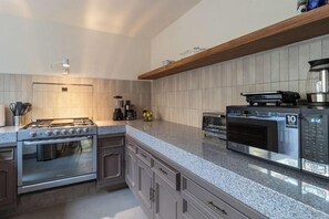 Rumah Deluks, patio, pemandangan kota | Dapur pribadi | Lemari es, microwave, kompor, dan peralatan masak/sendok-piring
