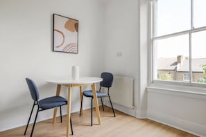 Dining - Bright   Cozy 1-Bed Top Floor Flat in West London (London)