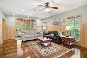 Smart TV, fireplace, table tennis - Serenity Ridge 313 - King Bed/Clubhouse Access (Pigeon Forge)