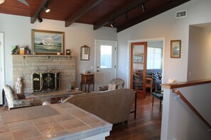 Living area - "Longwood Lighthouse" Peaceful 2-bedroom in Cayucos for a relaxing getaway (Cayucos)