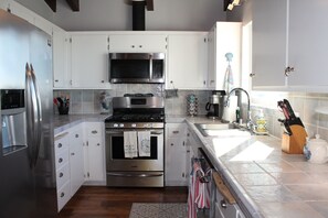 Private kitchen - "Longwood Lighthouse" Peaceful 2-bedroom in Cayucos for a relaxing getaway (Cayucos)