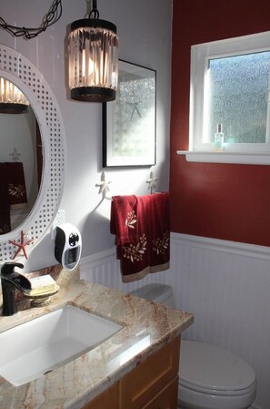Bathroom - "Longwood Lighthouse" Peaceful 2-bedroom in Cayucos for a relaxing getaway (Cayucos)