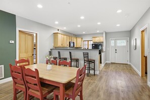 Dining - Serenity Ridge Unit 712 - Group Stay/Pool Access (Pigeon Forge)
