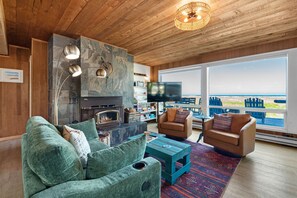 TV, fireplace, ping pong, books - Anchors Away Beachfront *Pet Friendly (Seaside)
