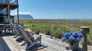 Outdoor dining - Anchors Away Beachfront *Pet Friendly (Seaside)