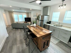 Interior - Dallas - 1br Bungalow - King Bed - Near Downtown and Bishop Arts - EV Charger (Dallas)