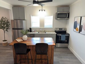 Microwave, oven, stovetop, dishwasher - Dallas - 1br Bungalow - King Bed - Near Downtown and Bishop Arts - EV Charger (Dallas)