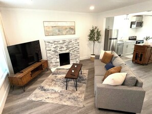 TV - Dallas - 1br Bungalow - King Bed - Near Downtown and Bishop Arts - EV Charger (Dallas)
