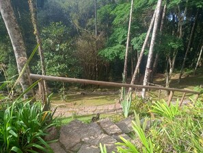 Property grounds - Rustic chalet inside the National Park. Cold, fireplace, trails. (Itatiaia)