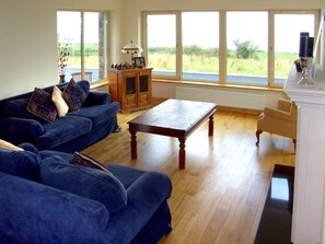 TV, fireplace - 4 Bed in Camp (oc-ii06563) (Upper Camp)