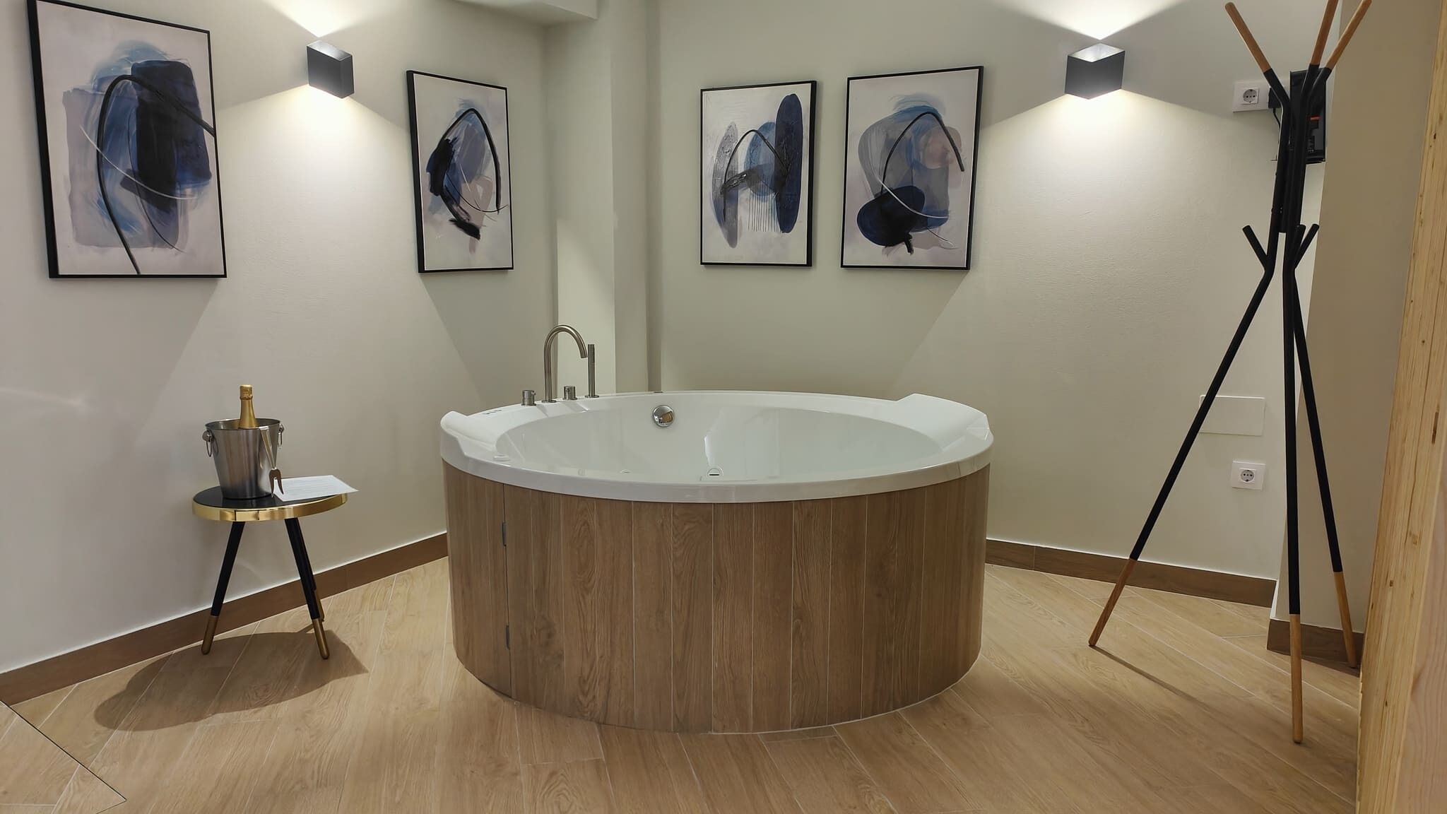 Dusche, Whirlpool, Haartrockner, Handtücher