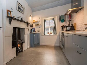 Oven, cookware/dishes/utensils