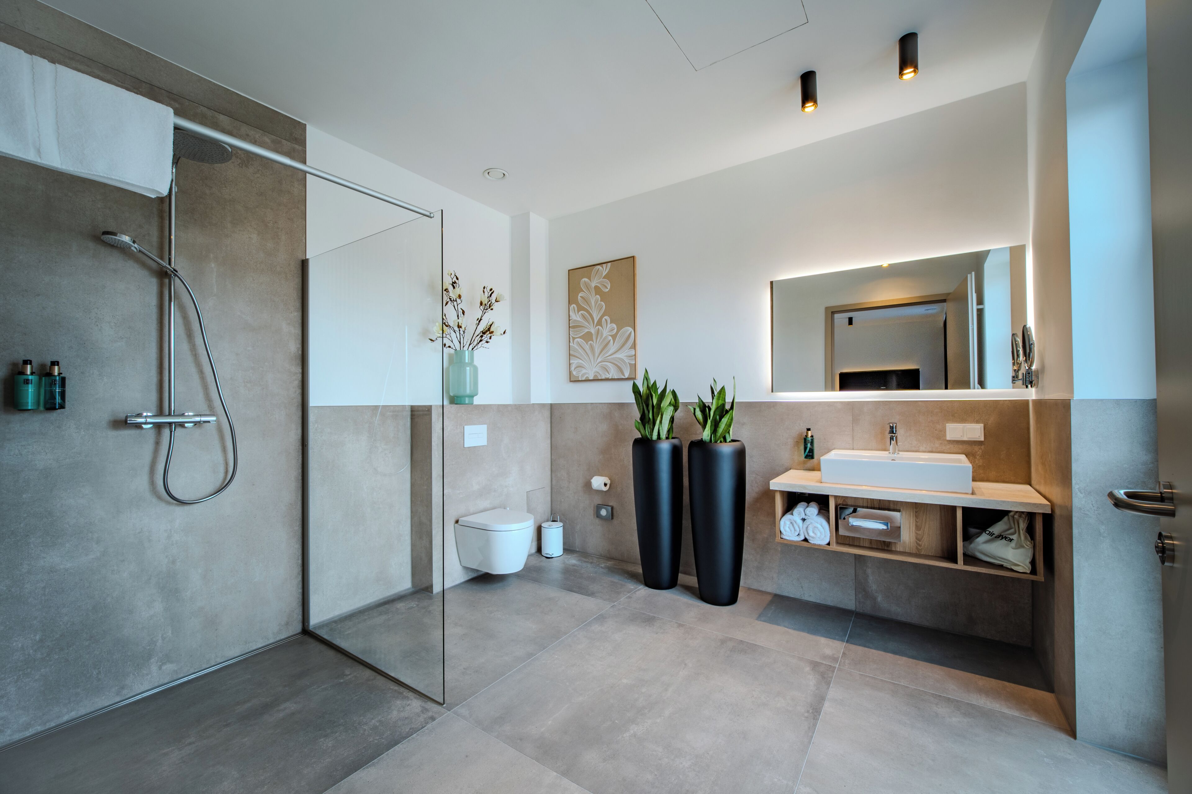 Design-Studio | Badezimmer | Dusche, umweltfreundliche Kosmetikartikel, Haartrockner, Handtücher