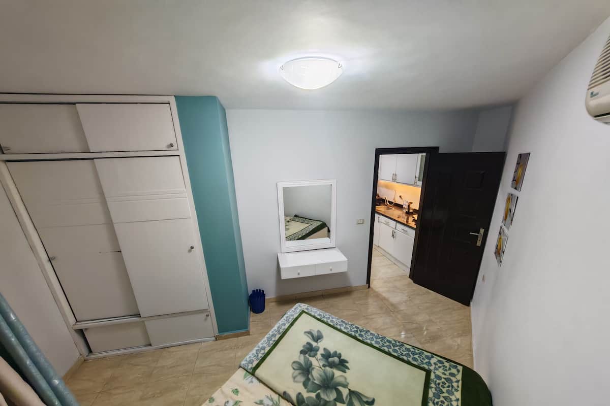 Appartement Familial, balcon, vue jardin | Bureau, espace de travail pour ordinateur portable