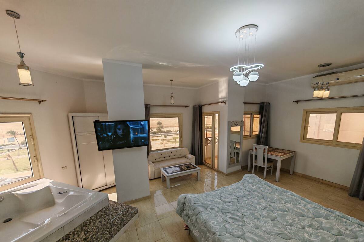 Suite romántica, 1 cama de matrimonio, balcón, vistas a la montaña | Escritorio y espacio para trabajar con un portátil