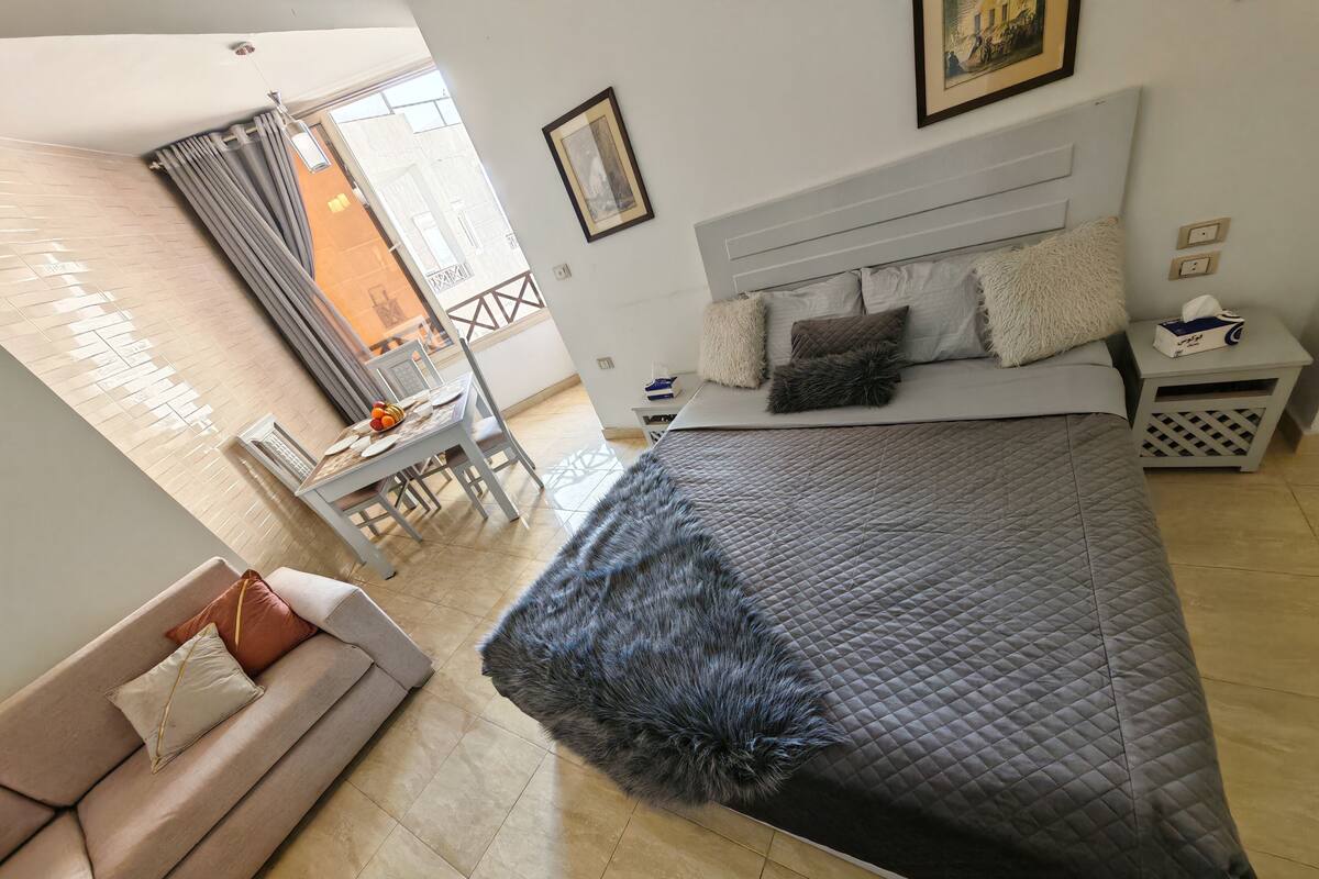 Estudio de lujo, 1 cama de matrimonio, cocina básica, vistas al jardín | Escritorio y espacio para trabajar con un portátil