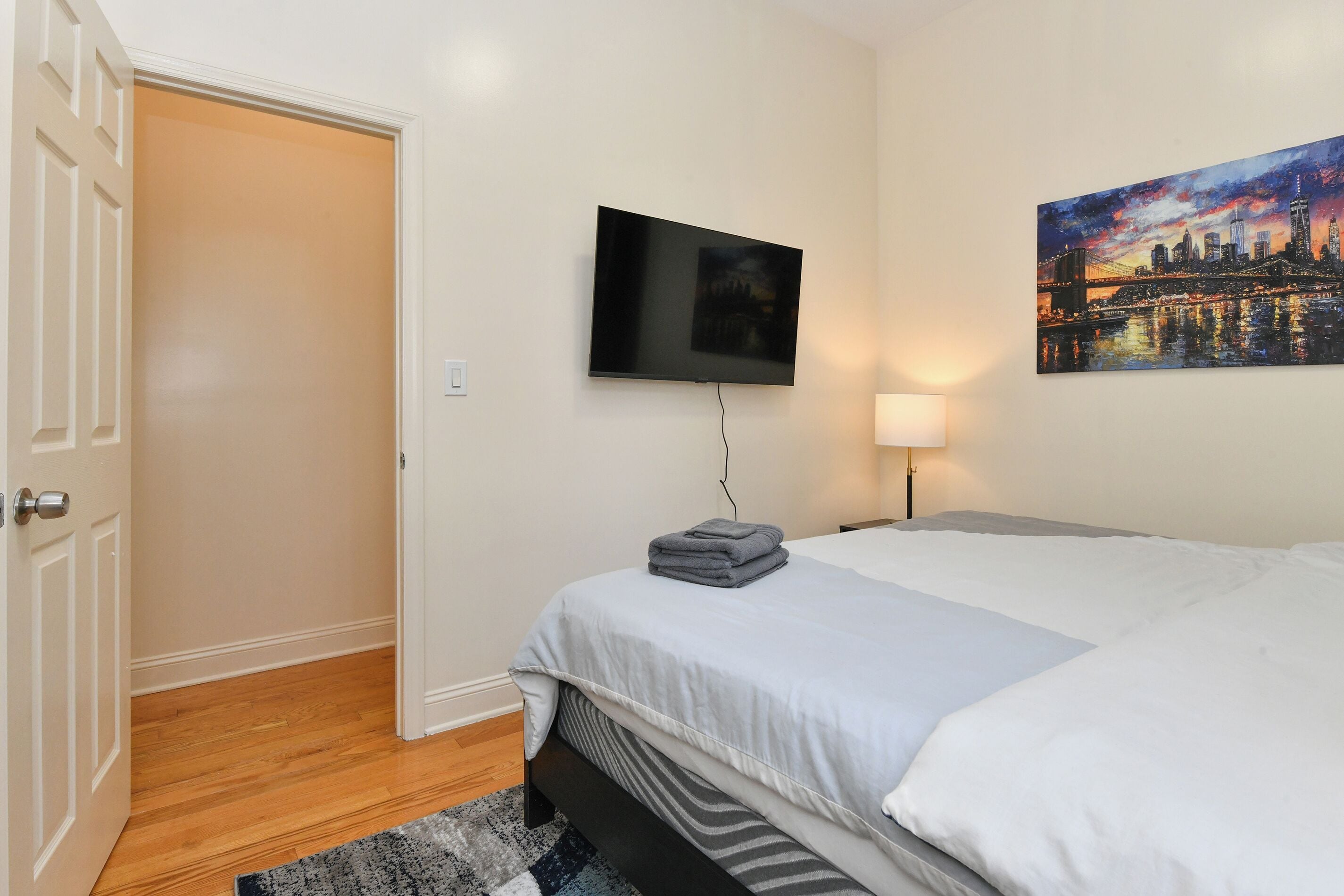 Tabla de planchar con plancha, wifi gratis, ropa de cama