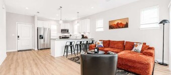 IRIE Living-Haven 2BR Home with Pool Gym Access