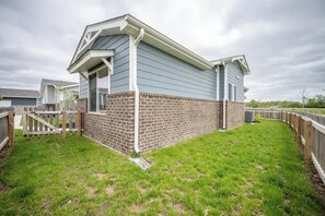 Exterior - IRIE Living-Haven 2BR Home with Pool Gym Access (Whitestown)