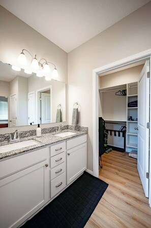 Shower, hair dryer, shampoo - IRIE Living-Haven 2BR Home with Pool Gym Access (Whitestown)